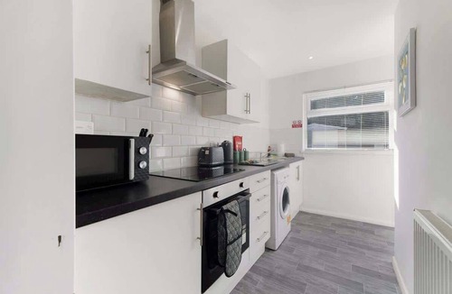 Darlington Apartment | Darlington Central 4BR with Parking and Free WiFi