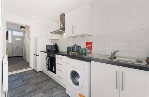 Darlington Apartment | Darlington Central 4BR with Parking and Free WiFi