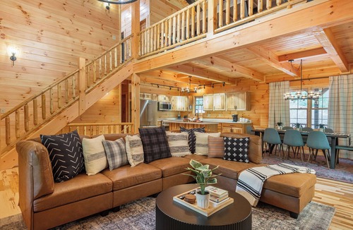 Carbon Hill Cabin | Dawley Chalet! Spectacular! Sleeps 18~HUGE fire pit area~Game room~Putt Golf
