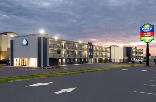 Wayne Hotel | Day's Inn & Suites by Wyndham Indianapolis Airport East