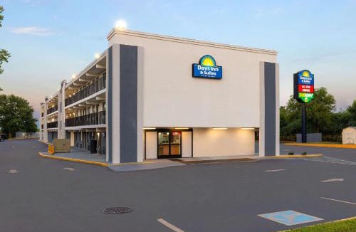 Wayne Hotel | Day's Inn & Suites by Wyndham Indianapolis Airport East