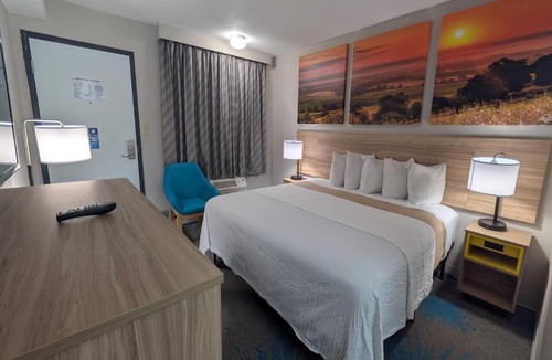 Champaign Hotel | Days Inn by Wyndham Champaign/Urbana