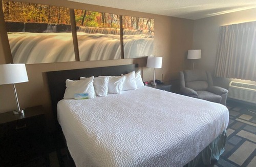 Watertown Hotel | Days Inn by Wyndham Watertown
