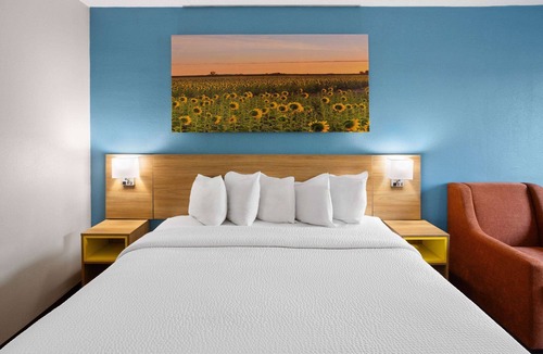 Indianapolis Hotel | Days Inn & Suites by Wyndham Northwest Indianapolis