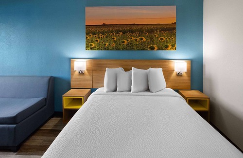 Indianapolis Hotel | Days Inn & Suites by Wyndham Northwest Indianapolis