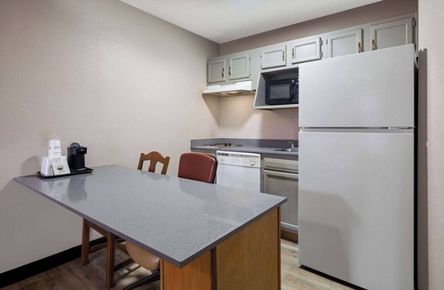 Kokomo Hotel | Days Inn & Suites by Wyndham Kokomo