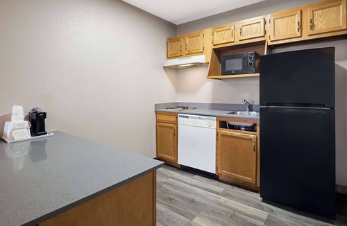 Kokomo Hotel | Days Inn & Suites by Wyndham Kokomo