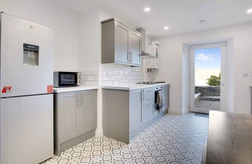 Hexham Apartment | Dean St Retreat, Cosy Urban Escape, Sleeps 5