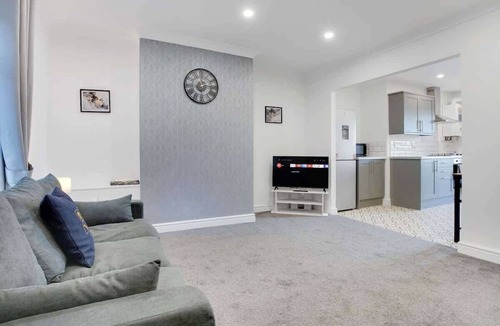Hexham Apartment | Dean St Retreat, Cosy Urban Escape, Sleeps 5