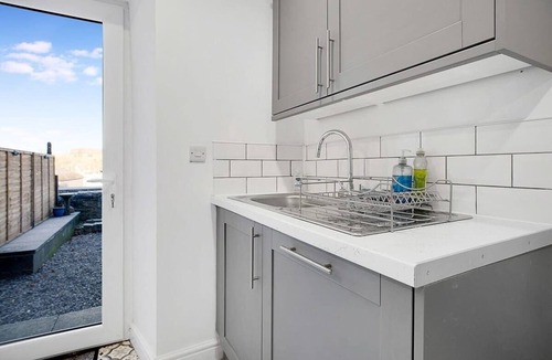 Hexham Apartment | Dean St Retreat, Cosy Urban Escape, Sleeps 5