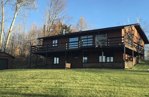 Grand Rapids House | Deer Lake, Privacy on the Water! Sunrises, Sunsets, and Northern Lights!