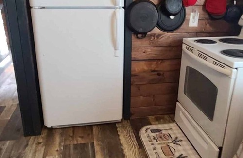 Flatwoods Cabin | Delightful 1 Bedroom Bunkhouse in Flatwoods, WV