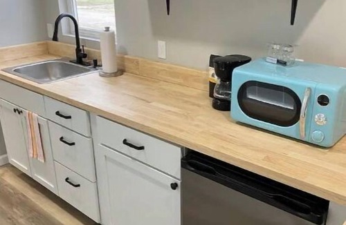 Hillsboro House | Delightful 1 bedroom modern shipping container!