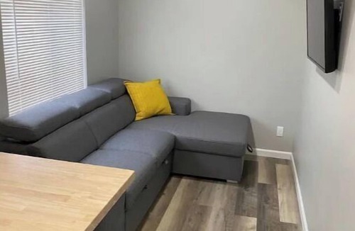 Hillsboro House | Delightful 1 bedroom modern shipping container!