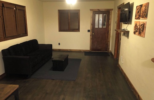 Highmore House | Delightful 2-bedroom house with AC in Highmore