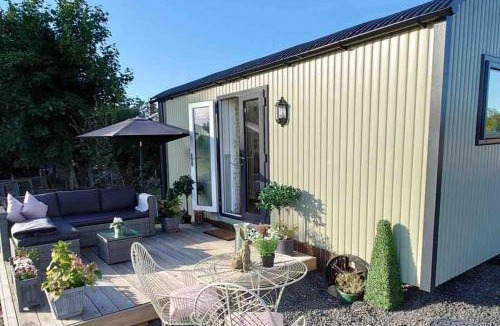 Alnwick Apartment | Delightful cosy shepherd's hut at Victorian Station