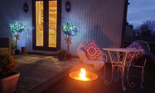 Alnwick Apartment | Delightful cosy shepherd's hut at Victorian Station
