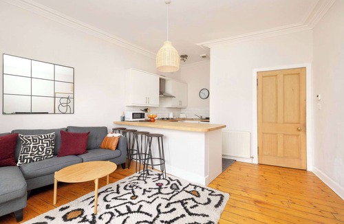 West End Apartment | Delightful Flat Near the City Centre
