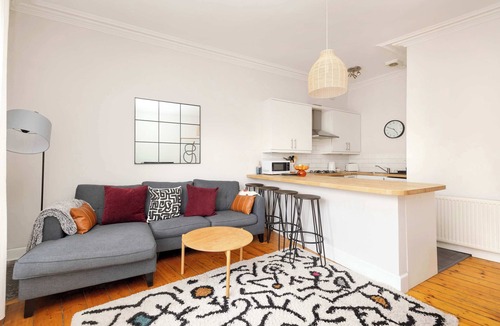 West End Apartment | Delightful Flat Near the City Centre