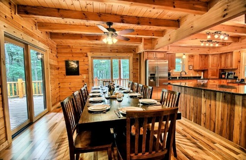 Logan Cabin | Delightful Vacation Cabin Perfect for a Large Group near Ash Cave, Ohio