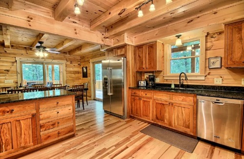 Logan Cabin | Delightful Vacation Cabin Perfect for a Large Group near Ash Cave, Ohio