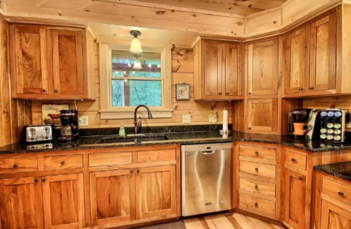 Logan Cabin | Delightful Vacation Cabin Perfect for a Large Group near Ash Cave, Ohio