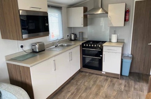 Prestonpans House | Deluxe, Spacious, Modern 3 Bedroom Holiday Home, Large Enclosed Decking Veranda