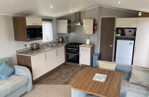 Prestonpans House | Deluxe, Spacious, Modern 3 Bedroom Holiday Home, Large Enclosed Decking Veranda