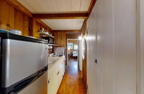 Dennis Cottage | Dennis - Cute cottage 3/10 of a mile from private beach - CCP 105