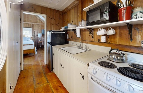 Dennis Cottage | Dennis - Cute cottage 3/10 of a mile from private beach - CCP 105