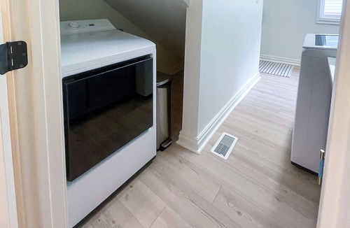 Detroit - Shoreway House | Designer's Home EV Charger Family-Friendly 3BR/3BA in Gordon Square