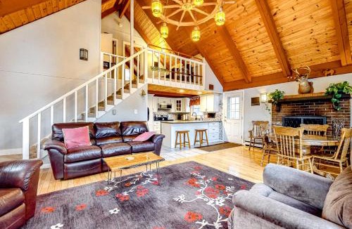 Lake Arrowhead House | Dock! Dog-Friendly Lakefront Gem in Southern Maine