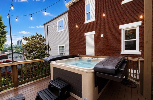 Dayton House | Doctors Retreat with Hot Tub