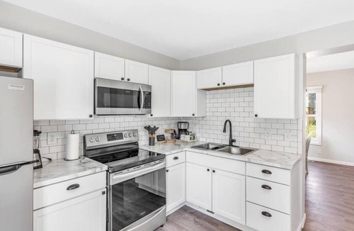 Bay City House | Dog Friendly | Big Groups | HotTub-all yr