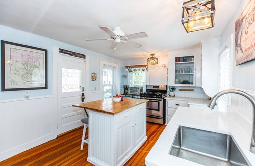 East Greenwich House | Dog Friendly Downtown East Greenwich Cottage