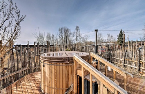San Cristobal Apartment | Dog-Friendly Eco Cabin - 20 Mi to Taos Ski!