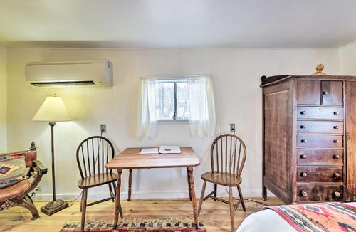 San Cristobal Apartment | Dog-Friendly Eco Cabin - 20 Mi to Taos Ski!