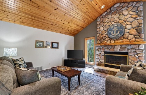Sturgeon Bay House | Dog Friendly Home in Sturgeon Bay with fire pit