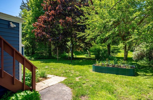 Sturgeon Bay Apartment | Dog-Friendly Loft w/Boat Parking, Private Deck & Walkable to Shops!