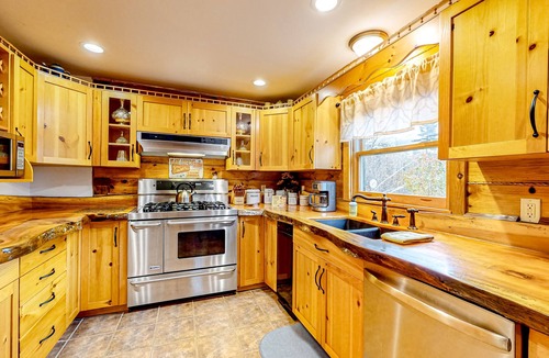 Fryeburg House | Dog-friendly log cabin on 44 acres with woodstove & porch, near lakes/skiing