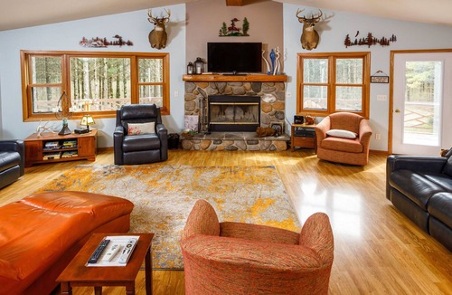 Sturgeon Bay Cabin | Dog-Friendly! Pine Tree Retreat