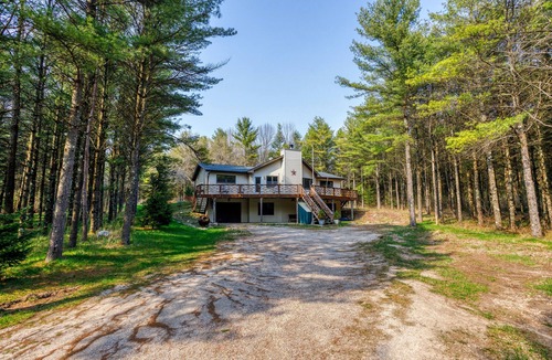 Sturgeon Bay Cabin | Dog-Friendly! Pine Tree Retreat