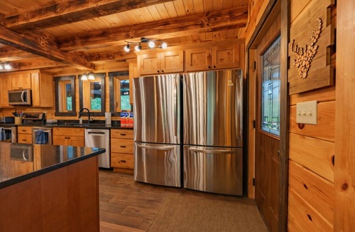 Logan Cabin | Dogwood Manor Hocking Hills: Family Friendly 8 bedrooms. WALK to Old Mans Cave!