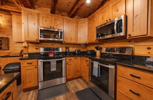 Logan Cabin | Dogwood Manor Hocking Hills: Family Friendly 8 bedrooms. WALK to Old Mans Cave!
