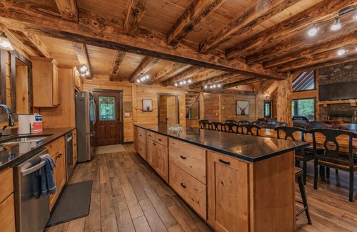 Logan Cabin | Dogwood Manor Hocking Hills: Family Friendly 8 bedrooms. WALK to Old Mans Cave!