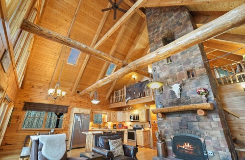 South Bloomingville Cabin | Dolce Vita | Hocking Hills, Waterfall Hot Tub