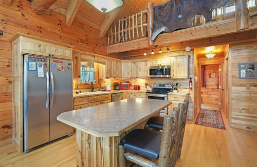 South Bloomingville Cabin | Dolce Vita | Hocking Hills, Waterfall Hot Tub