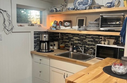 Sebascodegan Island Apartment | Don't miss this charming studio overlooking Quahog Bay in scenic Harpswell!