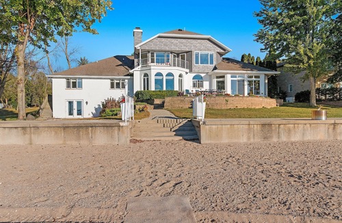 Luxemburg House | Door County 6 Bedroom Home. 25 minutes from Lambeau Field