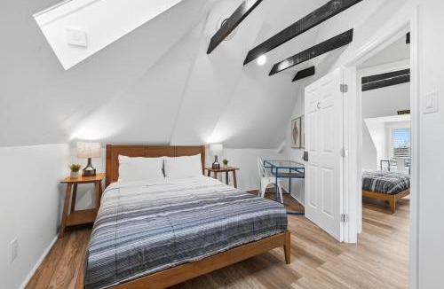 Dormont House | Dormont, Pittsburgh !C Modern & Unique Private Bedroom with Shared Bathroom